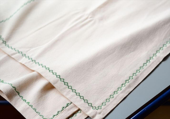 デンマークから 1970年代 木にとまる小鳥のハンド刺繍 テーブルクロス 112x216cm テーブルリネン ファブリック アンティーク
