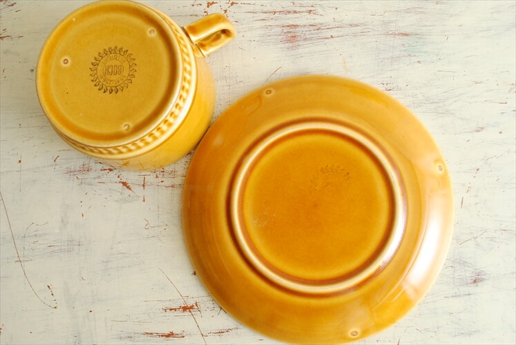ベルギー製 BOCH ボッホ きれいなキャメル色のカップ＆ソーサー 磁器 ヴィンテージ食器 アンティーク