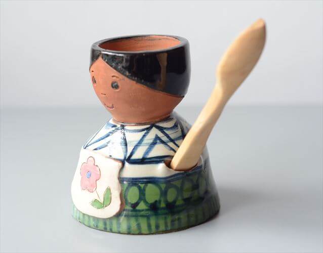 ドイツから かわいい女の子のエッグカップ エッグスタンド 木のスプーン付 食器  陶器 置物 オブジェ ヴィンテージ アンティーク_250703