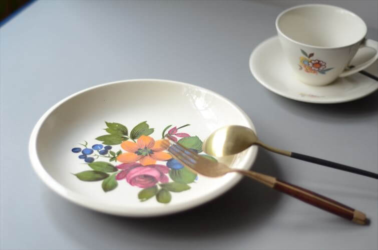 ベルギー製 BOCH きれいな3色のお花のプレート 21.5cm パスタ皿としても ボッホ フラワー 食器 アンティーク ヴィンテージ