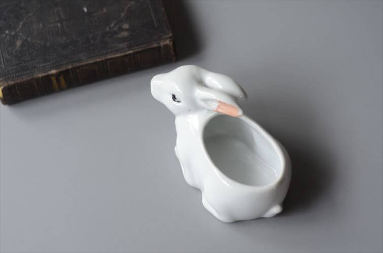 ドイツから かわいい白磁のウサギのポット 小物入れ ラビット 容器 ホワイトセラミック アンティーク ヴィンテージ 