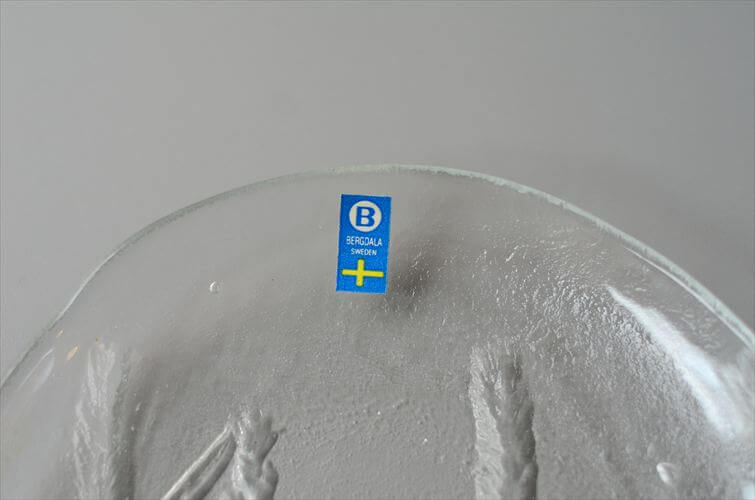 スウェーデン製 BERGUDALA かわいい干草モチーフのガラス プレート 17cm 北欧 お皿 ベルグダラ ヴィンテージ