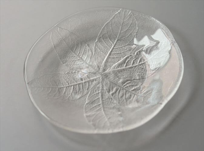 スウェーデンから かわいいリーフのガラス プレート 19cm 北欧 お皿 コスタボダを彷彿 ヴィンテージ