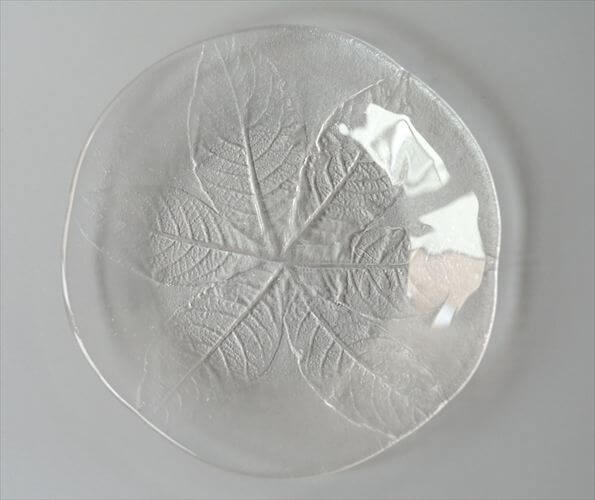 スウェーデンから かわいいリーフのガラス プレート 19cm 北欧 お皿 コスタボダを彷彿 ヴィンテージ