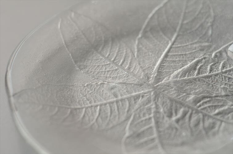 スウェーデンから かわいいリーフのガラス プレート 19cm 北欧 お皿 コスタボダを彷彿 ヴィンテージ