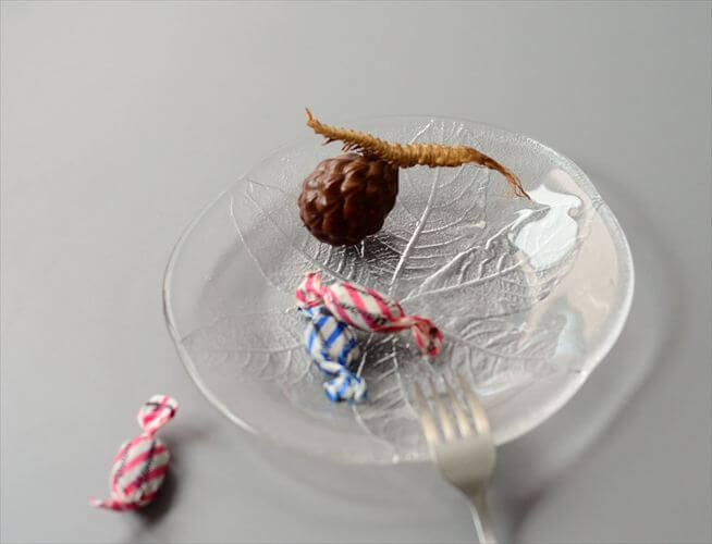 スウェーデンから かわいいリーフのガラス プレート 19cm 北欧 お皿 コスタボダを彷彿 ヴィンテージ